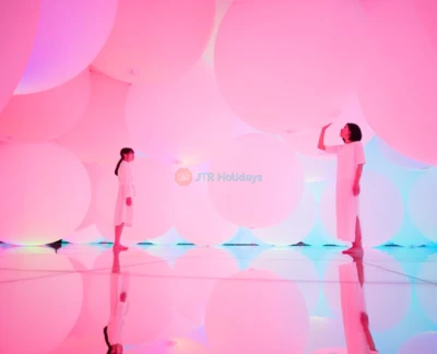 teamLab SuperNature Macao - Découvrez teamLab SuperNature Macao, une expérience artistique interactive de 5000 mètres carrés qui combine technologie, créativité et nature. Conçu par le réputé collectif teamLab, cet espace immersif propose des installations imposantes de huit mètres de haut et des expositions dynamiques. Parfait pour tous les âges, teamLab SuperNature Macao offre une façon unique de se connecter à l'art et au monde naturel. Planifiez votre visite dès aujourd'hui ! teamLab SuperNature Macao - Image 5 sur 5