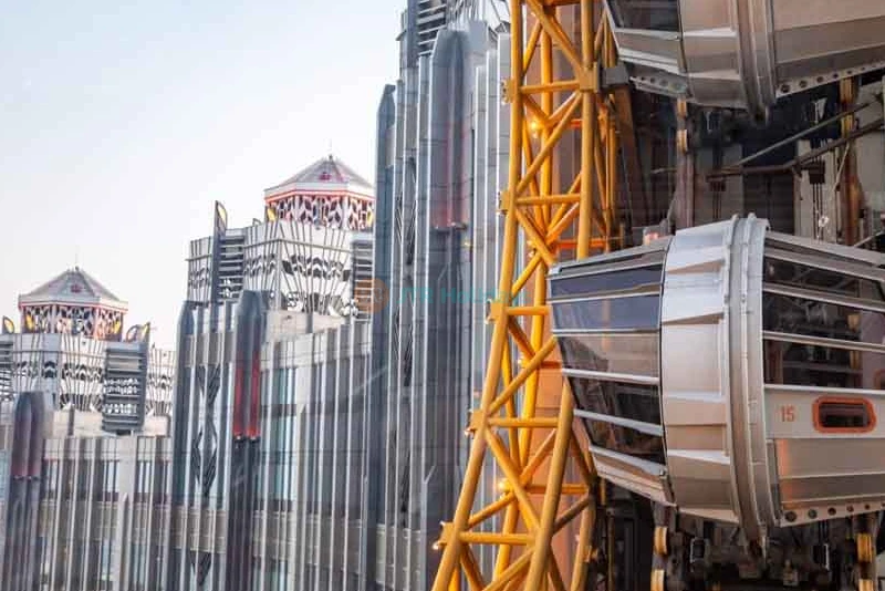 Golden Reel Ferris Wheel Macau Iconic 8 Shaped Ride - JTR Holidays - Image 8 of 9