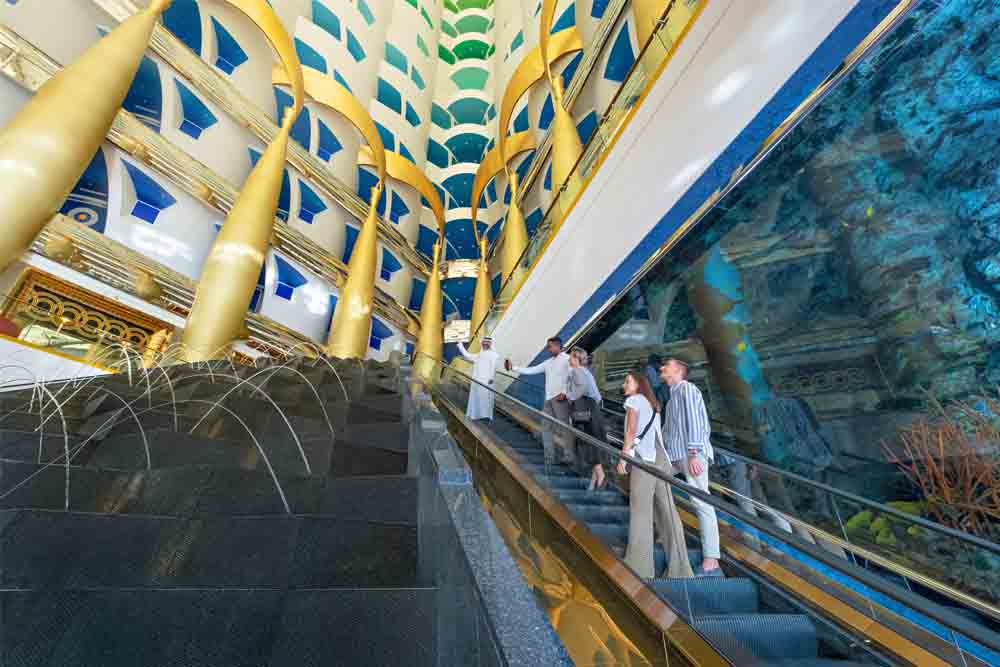 Entradas para Dentro de Burj Al Arab Dubái - Por primera vez en 22 años, los visitantes pueden entrar dentro de Burj Al Arab, el 'hogar original del lujo', y descubrir su mundo exclusivo: opulencia árabe en su máxima expresión. Durante este tour guiado por un mayordomo de 90 minutos, los huéspedes explorarán el famoso atrio, la glamorosa Suite Real y la nueva Suite Experience con impresionantes exhibiciones interactivas y visuales que detallan la historia de este icónico edificio. Entradas para Dentro de Burj Al Arab Dubái - Imagen 2 de 5