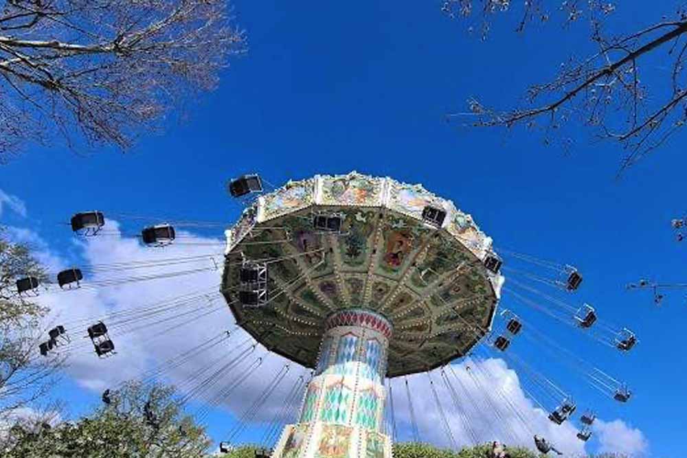 ジャルダン・ダクリマタシオン(パリ) - ジャルダン・ダクリマタシオン(パリ)は、緑豊かな庭園とスリリングなテーマパークの乗り物が完璧に融合した施設です。フライングチェア、スピードロケット、キネトリウムのVR体験などのワクワクするアトラクションをお楽しみいただけます。美しく整えられた庭園でリラックスしたり、魅惑の川をボートで巡ったりできます。あらゆる年齢層向けのアクティビティが揃っており、ジャルダン・ダクリマタシオン(パリ)はパリでの楽しみと癒しの究極の目的地です。 ジャルダン・ダクリマタシオン(パリ) - 画像 1 の 5