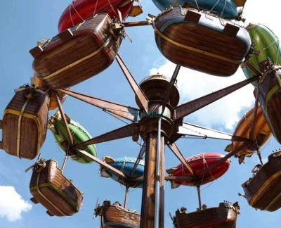 Jardin d'Acclimatation Paris - Jardin d'Acclimatation Paris bietet die perfekte Mischung aus üppigen Gärten und aufregenden Fahrgeschäften im Freizeitpark. Genießen Sie spannende Attraktionen wie die Fliegenden Stühle, Speed Rocket und VR-Erlebnisse im Kinetorium. Entspannen Sie in wunderschön gestalteten Gärten oder fahren Sie mit dem Boot auf dem Verzauberten Fluss. Mit Aktivitäten für alle Altersgruppen ist Jardin d'Acclimatation Paris das ultimative Ziel für Spaß und Erholung in Paris. Jardin d'Acclimatation Paris - Bild 2 von 5