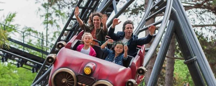 Jardin d'Acclimatation Paris - Jardin d'Acclimatation Paris bietet die perfekte Mischung aus üppigen Gärten und aufregenden Fahrgeschäften im Freizeitpark. Genießen Sie spannende Attraktionen wie die Fliegenden Stühle, Speed Rocket und VR-Erlebnisse im Kinetorium. Entspannen Sie in wunderschön gestalteten Gärten oder fahren Sie mit dem Boot auf dem Verzauberten Fluss. Mit Aktivitäten für alle Altersgruppen ist Jardin d'Acclimatation Paris das ultimative Ziel für Spaß und Erholung in Paris. Jardin d'Acclimatation Paris - Bild 4 von 5