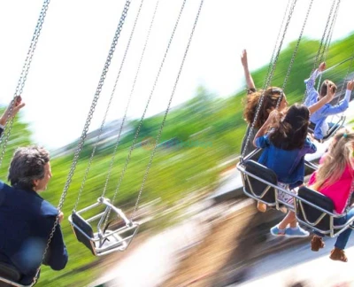 Jardin d'Acclimatation Paris - Jardin d'Acclimatation Paris bietet die perfekte Mischung aus üppigen Gärten und aufregenden Fahrgeschäften im Freizeitpark. Genießen Sie spannende Attraktionen wie die Fliegenden Stühle, Speed Rocket und VR-Erlebnisse im Kinetorium. Entspannen Sie in wunderschön gestalteten Gärten oder fahren Sie mit dem Boot auf dem Verzauberten Fluss. Mit Aktivitäten für alle Altersgruppen ist Jardin d'Acclimatation Paris das ultimative Ziel für Spaß und Erholung in Paris. Jardin d'Acclimatation Paris - Bild 5 von 5