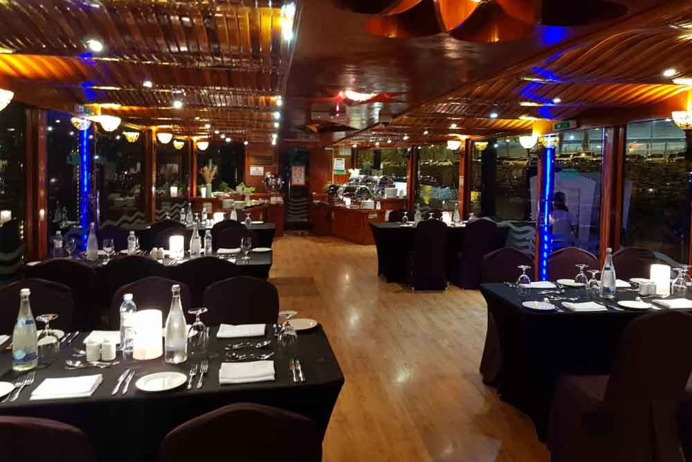 Dhow-Kreuzfahrt Abu Dhabi Yas Insel (5 Sterne) - JTR Holidays bietet die beste Dhow-Kreuzfahrt in Abu Dhabi mit dem besten Abendbuffet. Private Dhow-Kreuzfahrten, private Partys, Geburtstagsfeiern, Online-Buchung usw. Dhow-Kreuzfahrt Abu Dhabi Yas Insel (5 Sterne) - Bild 3 von 5