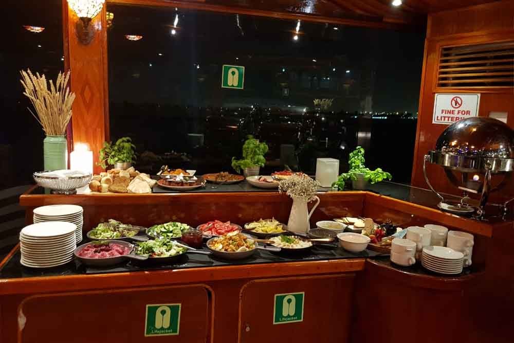 Dhow-Kreuzfahrt Abu Dhabi Yas Insel (5 Sterne) - JTR Holidays bietet die beste Dhow-Kreuzfahrt in Abu Dhabi mit dem besten Abendbuffet. Private Dhow-Kreuzfahrten, private Partys, Geburtstagsfeiern, Online-Buchung usw. Dhow-Kreuzfahrt Abu Dhabi Yas Insel (5 Sterne) - Bild 4 von 5