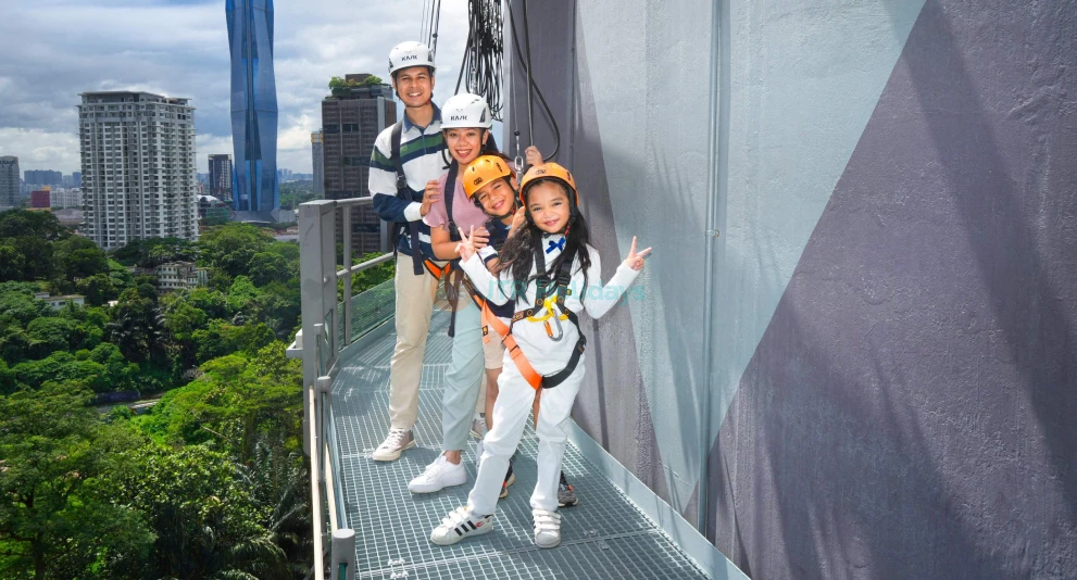 KL Turm Kuala Lumpur Ticket - Erhalten Sie Ihre KL Tower Tickets und genießen Sie atemberaubende Aussichten von der Aussichtsplattform des ikonischen Turms in Kuala Lumpur. KL Tower Tickets bieten Zugang zum höchsten freistehenden Turm in Südostasien und ermöglichen einen Panoramablick auf die Skyline der Stadt. Fahren Sie mit Hochgeschwindigkeitsaufzügen schnell nach oben mit Ihren KL Tower Tickets. Entdecken Sie einen der höchsten Türme der Welt und halten Sie unvergessliche Momente fest. Buchen Sie noch heute Ihre KL Tower Tickets für ein unglaubliches Erlebnis im Herzen der Stadt! KL Turm Kuala Lumpur Ticket - Bild 1 von 5