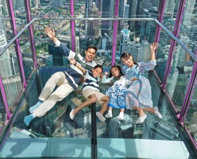 KL Turm Kuala Lumpur Ticket - Erhalten Sie Ihre KL Tower Tickets und genießen Sie atemberaubende Aussichten von der Aussichtsplattform des ikonischen Turms in Kuala Lumpur. KL Tower Tickets bieten Zugang zum höchsten freistehenden Turm in Südostasien und ermöglichen einen Panoramablick auf die Skyline der Stadt. Fahren Sie mit Hochgeschwindigkeitsaufzügen schnell nach oben mit Ihren KL Tower Tickets. Entdecken Sie einen der höchsten Türme der Welt und halten Sie unvergessliche Momente fest. Buchen Sie noch heute Ihre KL Tower Tickets für ein unglaubliches Erlebnis im Herzen der Stadt! KL Turm Kuala Lumpur Ticket - Bild 2 von 5