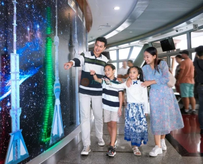 KL Turm Kuala Lumpur Ticket - Erhalten Sie Ihre KL Tower Tickets und genießen Sie atemberaubende Aussichten von der Aussichtsplattform des ikonischen Turms in Kuala Lumpur. KL Tower Tickets bieten Zugang zum höchsten freistehenden Turm in Südostasien und ermöglichen einen Panoramablick auf die Skyline der Stadt. Fahren Sie mit Hochgeschwindigkeitsaufzügen schnell nach oben mit Ihren KL Tower Tickets. Entdecken Sie einen der höchsten Türme der Welt und halten Sie unvergessliche Momente fest. Buchen Sie noch heute Ihre KL Tower Tickets für ein unglaubliches Erlebnis im Herzen der Stadt! KL Turm Kuala Lumpur Ticket - Bild 5 von 5