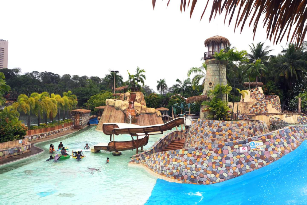 Wet World Wasserpark Shah Alam - Erleben Sie endlosen Spaß im Wet World Wasserpark Shah Alam, dem ultimativen Ziel für Familien und Wasserliebhaber! Tauchen Sie ein in aufregende Wasserrutschen, entspannen Sie in Wellenbecken und entdecken Sie spannende Attraktionen für alle Altersgruppen. Im Herzen von Shah Alam gelegen, bietet der Wet World Wasserpark Shah Alam einen perfekten Ausflug voller Lachen und Abenteuer. Genießen Sie sichere, saubere Einrichtungen und eine Vielzahl von Fahrgeschäften, die durchgehende Unterhaltung versprechen. Schaffen Sie unvergessliche Erinnerungen mit Ihren Liebsten im Wet World Wasserpark Shah Alam noch heute! Wet World Wasserpark Shah Alam - Bild 1 von 5
