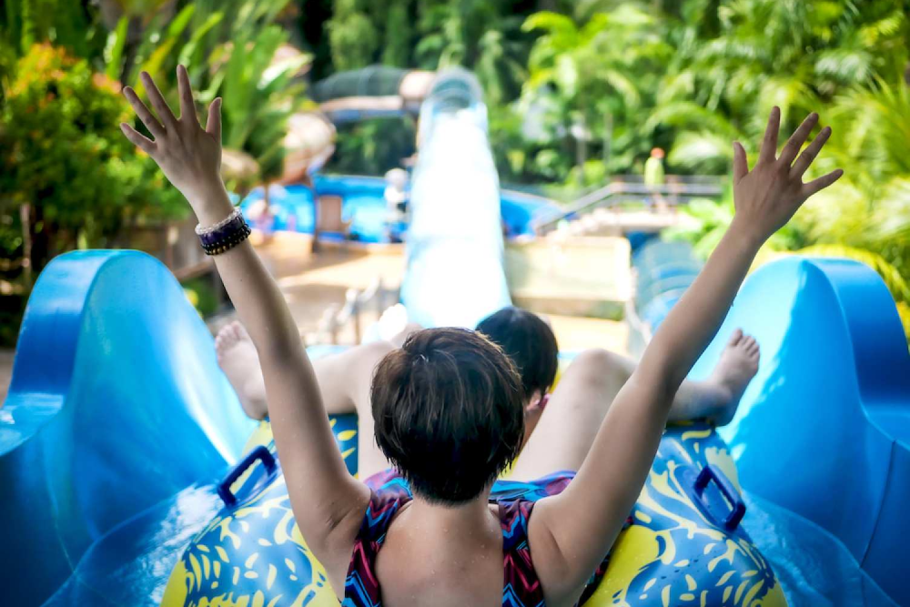 Wet World Wasserpark Shah Alam - Erleben Sie endlosen Spaß im Wet World Wasserpark Shah Alam, dem ultimativen Ziel für Familien und Wasserliebhaber! Tauchen Sie ein in aufregende Wasserrutschen, entspannen Sie in Wellenbecken und entdecken Sie spannende Attraktionen für alle Altersgruppen. Im Herzen von Shah Alam gelegen, bietet der Wet World Wasserpark Shah Alam einen perfekten Ausflug voller Lachen und Abenteuer. Genießen Sie sichere, saubere Einrichtungen und eine Vielzahl von Fahrgeschäften, die durchgehende Unterhaltung versprechen. Schaffen Sie unvergessliche Erinnerungen mit Ihren Liebsten im Wet World Wasserpark Shah Alam noch heute! Wet World Wasserpark Shah Alam - Bild 2 von 5