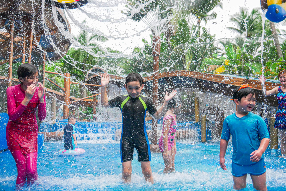 Wet World Wasserpark Shah Alam - Erleben Sie endlosen Spaß im Wet World Wasserpark Shah Alam, dem ultimativen Ziel für Familien und Wasserliebhaber! Tauchen Sie ein in aufregende Wasserrutschen, entspannen Sie in Wellenbecken und entdecken Sie spannende Attraktionen für alle Altersgruppen. Im Herzen von Shah Alam gelegen, bietet der Wet World Wasserpark Shah Alam einen perfekten Ausflug voller Lachen und Abenteuer. Genießen Sie sichere, saubere Einrichtungen und eine Vielzahl von Fahrgeschäften, die durchgehende Unterhaltung versprechen. Schaffen Sie unvergessliche Erinnerungen mit Ihren Liebsten im Wet World Wasserpark Shah Alam noch heute! Wet World Wasserpark Shah Alam - Bild 5 von 5