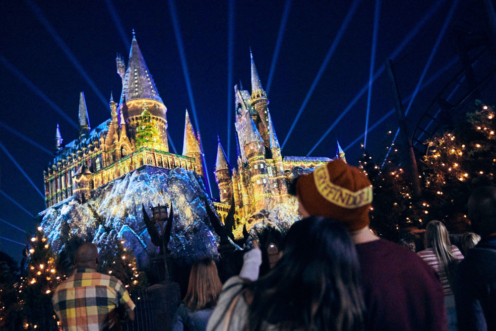 Universal Studios Hollywood Ticket - Holen Sie sich Ihre Universal Studios Hollywood Tickets für einen Tag voller aufregender Fahrgeschäfte, Live-Shows und magischer Einblicke hinter die Kulissen der Filmwelt. Entdecken Sie ikonische Attraktionen wie The Wizarding World of Harry Potter™ und die weltberühmte Studio Tour. Universal Studios Hollywood Ticket - Bild 3 von 5