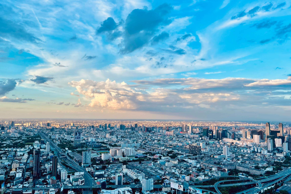 Aussichtsplattform Baiyoke - Entdecken Sie die atemberaubenden Ausblicke von der Aussichtsplattform des Baiyoke Sky Hotels, einer der meistbesuchten Attraktionen Bangkoks. Erleben Sie Panoramaaussichten vom 77. Stock und dem drehbaren Aussichtspunkt im 84. Stock. Die Aussichtsplattform des Baiyoke Sky Hotels bietet beeindruckende 360-Grad-Blicke auf die Stadt und darüber hinaus. Verpassen Sie nicht die Gelegenheit, an der Roof Top Bar im 83. Stock ein kostenloses Getränk zu genießen, während Sie die Aussichtsplattform erkunden. Perfekt für Fotografie und unvergessliche Momente! Aussichtsplattform Baiyoke - Bild 3 von 5