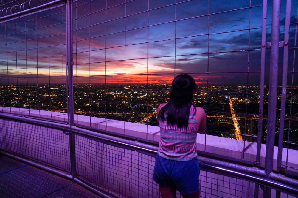 Aussichtsplattform Baiyoke - Entdecken Sie die atemberaubenden Ausblicke von der Aussichtsplattform des Baiyoke Sky Hotels, einer der meistbesuchten Attraktionen Bangkoks. Erleben Sie Panoramaaussichten vom 77. Stock und dem drehbaren Aussichtspunkt im 84. Stock. Die Aussichtsplattform des Baiyoke Sky Hotels bietet beeindruckende 360-Grad-Blicke auf die Stadt und darüber hinaus. Verpassen Sie nicht die Gelegenheit, an der Roof Top Bar im 83. Stock ein kostenloses Getränk zu genießen, während Sie die Aussichtsplattform erkunden. Perfekt für Fotografie und unvergessliche Momente! Aussichtsplattform Baiyoke - Bild 4 von 5