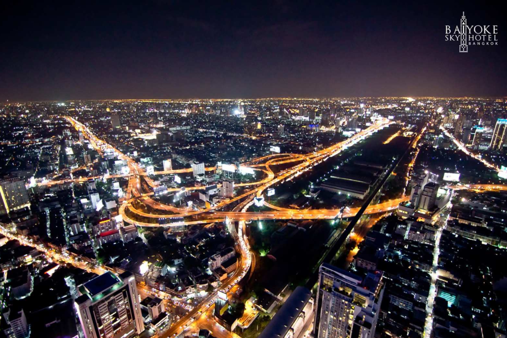 Aussichtsplattform Baiyoke - Entdecken Sie die atemberaubenden Ausblicke von der Aussichtsplattform des Baiyoke Sky Hotels, einer der meistbesuchten Attraktionen Bangkoks. Erleben Sie Panoramaaussichten vom 77. Stock und dem drehbaren Aussichtspunkt im 84. Stock. Die Aussichtsplattform des Baiyoke Sky Hotels bietet beeindruckende 360-Grad-Blicke auf die Stadt und darüber hinaus. Verpassen Sie nicht die Gelegenheit, an der Roof Top Bar im 83. Stock ein kostenloses Getränk zu genießen, während Sie die Aussichtsplattform erkunden. Perfekt für Fotografie und unvergessliche Momente! Aussichtsplattform Baiyoke - Bild 5 von 5