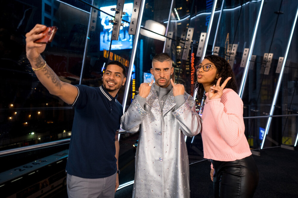 Madame Tussauds New York Eintrittskarte - Entdecken Sie die Magie von Madame Tussauds New York, dem weltberühmten Wachsfigurenkabinett im Herzen des Times Square. Madame Tussauds New York bietet ein unvergessliches Erlebnis, bei dem Sie lebensnahe Wachsfiguren Ihrer Lieblingsstars, ikonische Filmcharaktere und historische Persönlichkeiten hautnah erleben können. Posieren Sie mit Stars, erkunden Sie immersive Themenbereiche und genießen Sie interaktive Ausstellungen. Madame Tussauds New York ist das ultimative Ziel für Spaß, Fotos und Erinnerungen. Besuchen Sie Madame Tussauds New York und machen Sie Ihre Reise in die Stadt wirklich spektakulär! Madame Tussauds New York Eintrittskarte - Bild 1 von 5