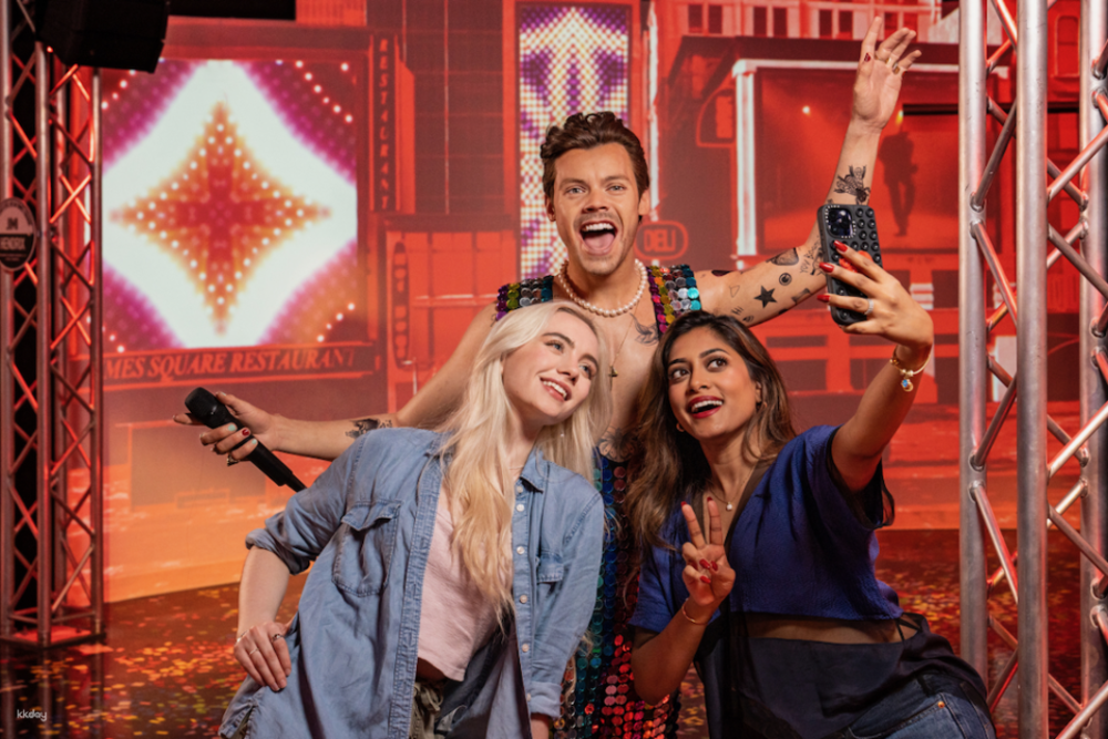 Madame Tussauds New York Eintrittskarte - Entdecken Sie die Magie von Madame Tussauds New York, dem weltberühmten Wachsfigurenkabinett im Herzen des Times Square. Madame Tussauds New York bietet ein unvergessliches Erlebnis, bei dem Sie lebensnahe Wachsfiguren Ihrer Lieblingsstars, ikonische Filmcharaktere und historische Persönlichkeiten hautnah erleben können. Posieren Sie mit Stars, erkunden Sie immersive Themenbereiche und genießen Sie interaktive Ausstellungen. Madame Tussauds New York ist das ultimative Ziel für Spaß, Fotos und Erinnerungen. Besuchen Sie Madame Tussauds New York und machen Sie Ihre Reise in die Stadt wirklich spektakulär! Madame Tussauds New York Eintrittskarte - Bild 2 von 5
