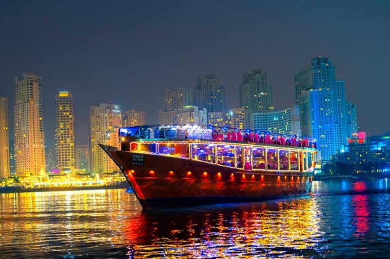 Crucero con Cena Real en Dhow en Marina - La suntuosa belleza de Dubai Marina te dejará sin palabras mientras cenas en el crucero dhow tradicional árabe de madera. Está ubicado en medio de fascinantes rascacielos, hoteles de cinco estrellas, la famosa Torre Cayan y muchas más cosas que hacer en el bullicio de Dubai Marina. Crucero con Cena Real en Dhow en Marina - Imagen 1 de 5