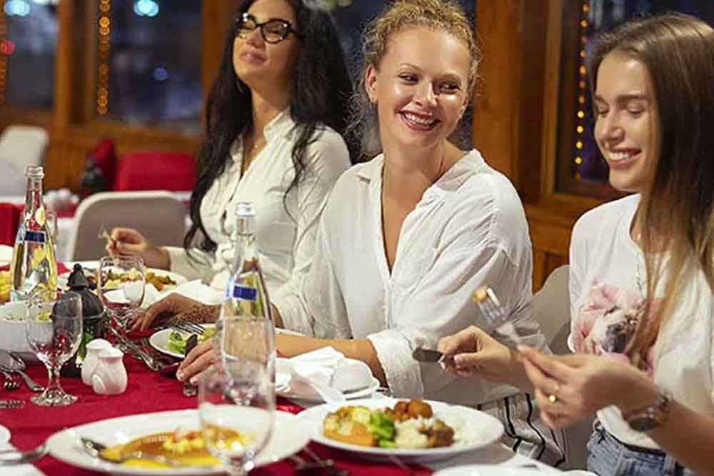 Crucero con Cena Real en Dhow en Marina - La suntuosa belleza de Dubai Marina te dejará sin palabras mientras cenas en el crucero dhow tradicional árabe de madera. Está ubicado en medio de fascinantes rascacielos, hoteles de cinco estrellas, la famosa Torre Cayan y muchas más cosas que hacer en el bullicio de Dubai Marina. Crucero con Cena Real en Dhow en Marina - Imagen 2 de 5