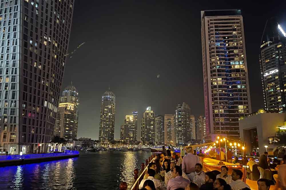 Crucero con Cena Real en Dhow en Marina - La suntuosa belleza de Dubai Marina te dejará sin palabras mientras cenas en el crucero dhow tradicional árabe de madera. Está ubicado en medio de fascinantes rascacielos, hoteles de cinco estrellas, la famosa Torre Cayan y muchas más cosas que hacer en el bullicio de Dubai Marina. Crucero con Cena Real en Dhow en Marina - Imagen 5 de 5
