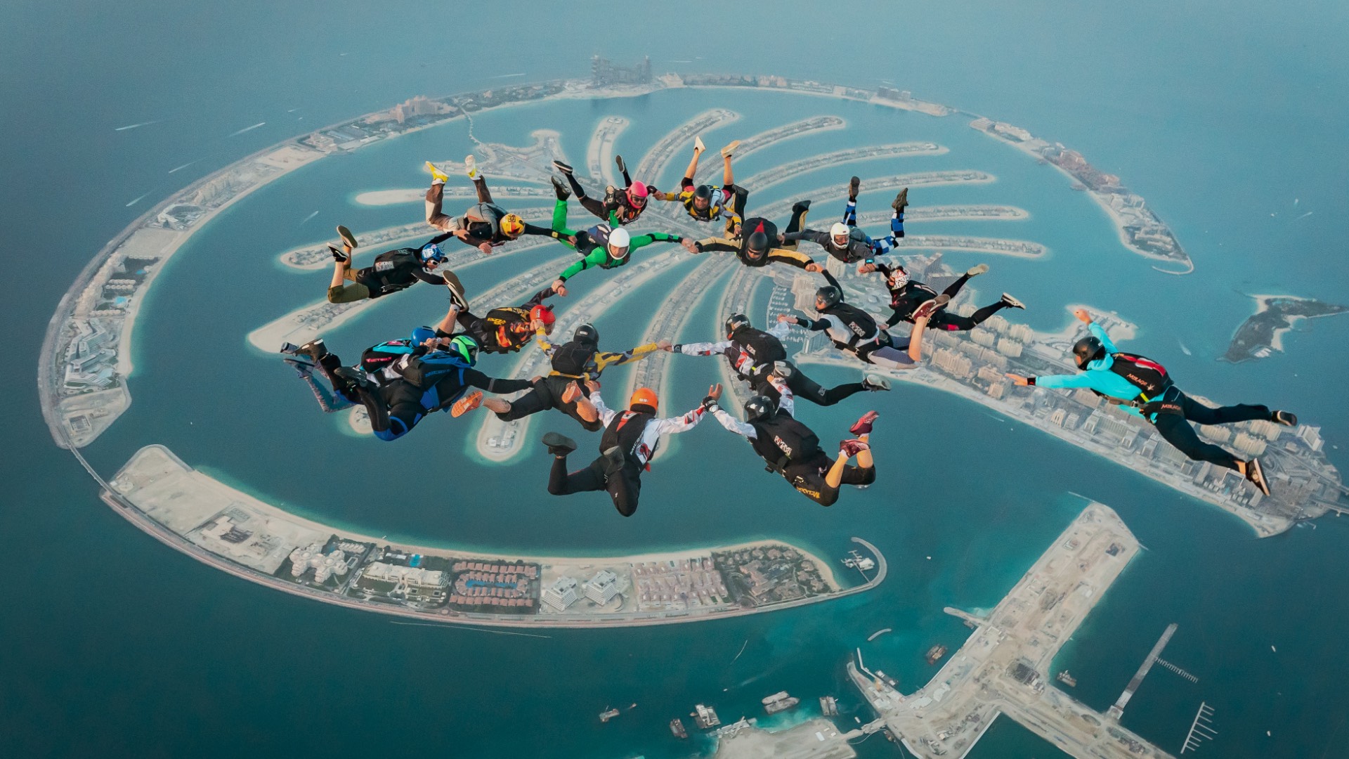スカイダイブ・ドバイ - タンデムスカイダイブは、経験豊富で実績のあるインストラクターの一人にしっかりとハーネスで固定された状態で、時速120マイル以上のフリーフォールのスリルを体験する最も迅速かつ簡単な方法です。アドレナリン愛好者は、当社の2つの世界クラスの拠点、パーム・ドロップゾーンとデザート・ドロップゾーンでこの冒険を体験できます。 スカイダイブ・ドバイ - 画像 1 の 5