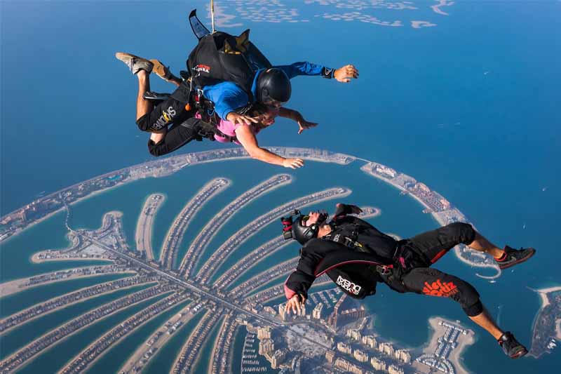 スカイダイブ・ドバイ - タンデムスカイダイブは、経験豊富で実績のあるインストラクターの一人にしっかりとハーネスで固定された状態で、時速120マイル以上のフリーフォールのスリルを体験する最も迅速かつ簡単な方法です。アドレナリン愛好者は、当社の2つの世界クラスの拠点、パーム・ドロップゾーンとデザート・ドロップゾーンでこの冒険を体験できます。 スカイダイブ・ドバイ - 画像 2 の 5