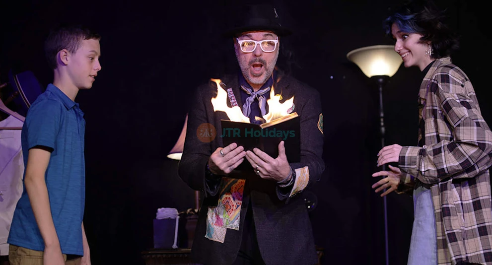 失控魔术喜剧晚宴秀门票 - 在奥兰多的失控魔术喜剧晚宴秀体验不断的欢笑和令人震惊的魔术。享受互动喜剧、神奇幻术,以及无限量供应的披萨、沙拉、甜点和饮料。非常适合家庭、情侣和团体出游。位于国际大道,这个高评价的晚宴秀为所有年龄段带来乐趣。不要错过奥兰多最具娱乐性且实惠的现场秀。现在预订您的失控晚宴秀门票,享受充满美食、乐趣和惊喜的夜晚。 失控魔术喜剧晚宴秀门票 - 图片 1 的 5