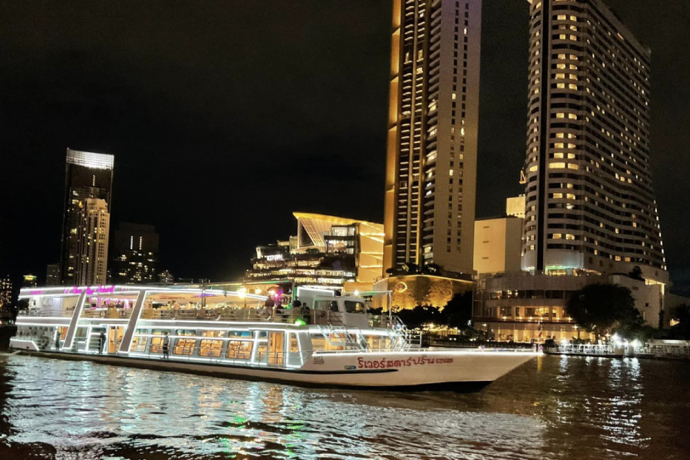 Crucero Chao Phraya Princess - Viva una noche mágica en el Crucero Chao Phraya Princess, un crucero de lujo con cena a lo largo del famoso río de Bangkok. Disfrute de impresionantes vistas de lugares emblemáticos como Wat Arun y el Gran Palacio. El Crucero Chao Phraya Princess ofrece un delicioso buffet internacional con una variedad de platos para todos los gustos. El entretenimiento en vivo, incluyendo danza tradicional tailandesa, añade encanto a la noche. Reserve el Crucero Chao Phraya Princess para una experiencia memorable de comida, cultura y vistas impresionantes del horizonte. Crucero Chao Phraya Princess - Imagen 1 de 5