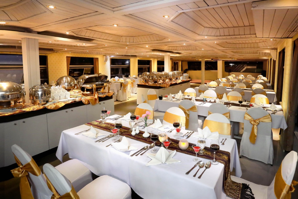 Crucero Chao Phraya Princess - Viva una noche mágica en el Crucero Chao Phraya Princess, un crucero de lujo con cena a lo largo del famoso río de Bangkok. Disfrute de impresionantes vistas de lugares emblemáticos como Wat Arun y el Gran Palacio. El Crucero Chao Phraya Princess ofrece un delicioso buffet internacional con una variedad de platos para todos los gustos. El entretenimiento en vivo, incluyendo danza tradicional tailandesa, añade encanto a la noche. Reserve el Crucero Chao Phraya Princess para una experiencia memorable de comida, cultura y vistas impresionantes del horizonte. Crucero Chao Phraya Princess - Imagen 3 de 5