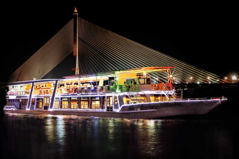 Crucero Chao Phraya Princess - Viva una noche mágica en el Crucero Chao Phraya Princess, un crucero de lujo con cena a lo largo del famoso río de Bangkok. Disfrute de impresionantes vistas de lugares emblemáticos como Wat Arun y el Gran Palacio. El Crucero Chao Phraya Princess ofrece un delicioso buffet internacional con una variedad de platos para todos los gustos. El entretenimiento en vivo, incluyendo danza tradicional tailandesa, añade encanto a la noche. Reserve el Crucero Chao Phraya Princess para una experiencia memorable de comida, cultura y vistas impresionantes del horizonte. Crucero Chao Phraya Princess - Imagen 4 de 5