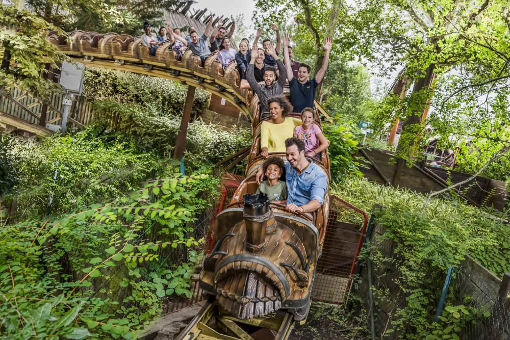 Parc Asterix - Visita Parc Astérix e vivi un mondo di avventura, divertimento ed emozione per tutte le età. Parc Astérix offre attrazioni emozionanti come The Thunder of Zeus, spettacoli dal vivo e mondi unici come la Gallia, l’Impero Romano e l’Antica Grecia. Festeggia il 35º anniversario di Parc Astérix con nuove attrazioni, un musical e divertenti sorprese. Parc Astérix è perfetto per famiglie, bambini e appassionati di emozioni in cerca di ricordi indimenticabili. Scopri la magia di Parc Astérix con entusiasmanti attrazioni, spettacoli dal vivo ed esperienze interattive. Parc Asterix - Immagine 1 di 5