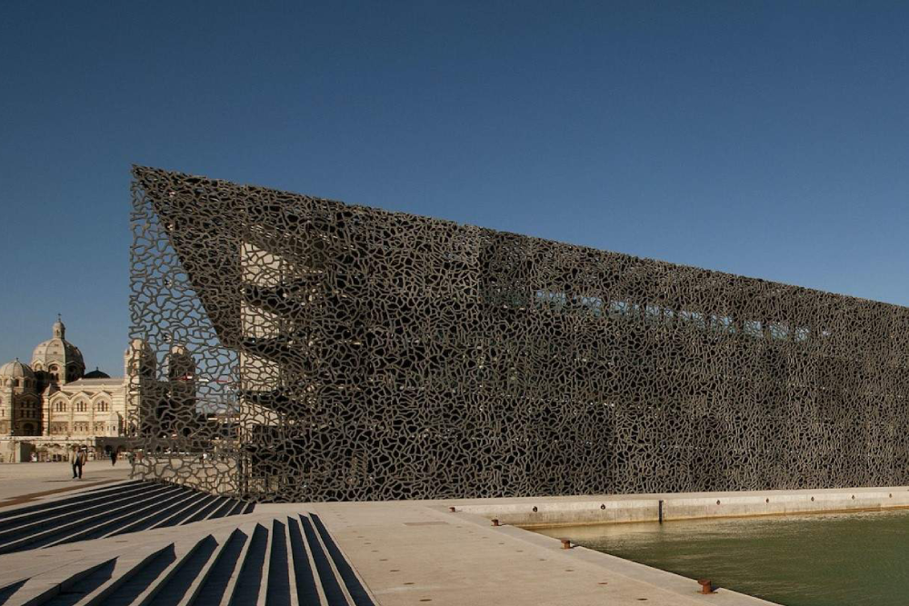 Mucem Museum der Zivilisationen Europas und des Mittelmeerraums Ticket - Entdecken Sie das Museum der Zivilisationen Europas und des Mittelmeerraums, einen kulturellen Schatz in Marseille. Erkunden Sie atemberaubende Ausstellungen mediterraner Kunst, Geschichte und Kulturerbe. Bewundern Sie die moderne Architektur und sehen Sie seltene Artefakte, Skulpturen, Gemälde und multimediale Darstellungen. Besuchen Sie das Museum der Zivilisationen Europas und des Mittelmeerraums für eine Reise durch antike und moderne mediterrane Kulturen. Mucem Museum der Zivilisationen Europas und des Mittelmeerraums Ticket - Bild 3 von 5