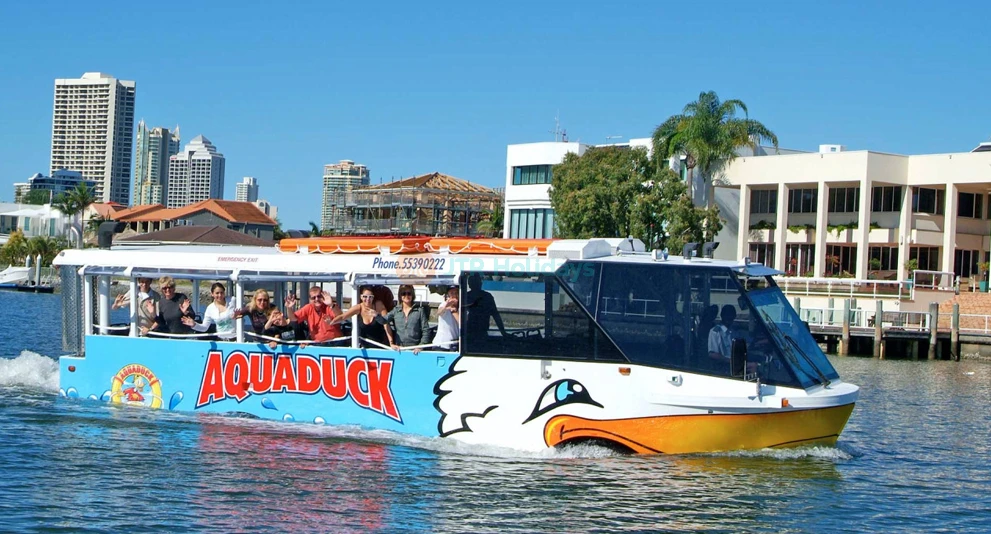 Aquaduck Goldküste - Erleben Sie die Aquaduck Goldküste Tour – ein einzigartiges Land- und Wasserabenteuer, das Ihnen ermöglicht, die Stadt mit dem Auto und Boot zu erkunden. Genießen Sie atemberaubende Ausblicke auf Strände, Resorts und Surfers Paradise. Perfekt für Familien und Touristen. Aquaduck Goldküste - Bild 1 von 5