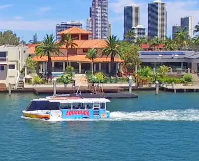 Aquaduck Goldküste - Erleben Sie die Aquaduck Goldküste Tour – ein einzigartiges Land- und Wasserabenteuer, das Ihnen ermöglicht, die Stadt mit dem Auto und Boot zu erkunden. Genießen Sie atemberaubende Ausblicke auf Strände, Resorts und Surfers Paradise. Perfekt für Familien und Touristen. Aquaduck Goldküste - Bild 2 von 5