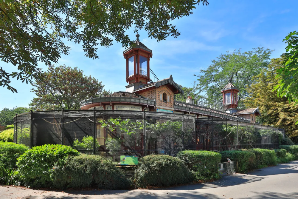 Ménagerie, Zoo du Jardin des Plantes - La Ménagerie, Zoo du Jardin des Plantes, est l'un des plus anciens zoos du monde, abritant plus de 1 200 animaux, dont des orangs-outans, des reptiles et des espèces rares. Visitez la Ménagerie, Zoo du Jardin des Plantes, pour explorer des constructions historiques du XIXe siècle comme la fosse aux ours et la maison des reptiles. Profitez de visites éducatives, rencontrez les soigneurs et informez-vous sur la conservation de la biodiversité à la Ménagerie, Zoo du Jardin des Plantes. C'est une destination idéale pour les familles à Paris, offrant un mélange de faune, d'histoire et d'apprentissage. Découvrez la beauté de la nature et le charme de l'architecture historique du zoo à la Ménagerie, Zoo du Jardin des Plantes. Ménagerie, Zoo du Jardin des Plantes - Image 1 sur 5