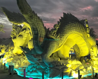 暹罗魔法冰世界 - 暹罗魔法冰世界是芭提雅的一处独特景点,您可以在热带气候中体验冰雪奇境。在暹罗魔法冰世界,探索展示泰国传说和国际设计的巨型冰雕。走进暹罗魔法冰世界的寒冷北极环境,温度低至零下10度。享受有趣的活动,探索光影交织的冬季世界。暹罗魔法冰世界是芭提雅消暑享受不同体验的完美选择。 暹罗魔法冰世界 - 图片 5 的 5