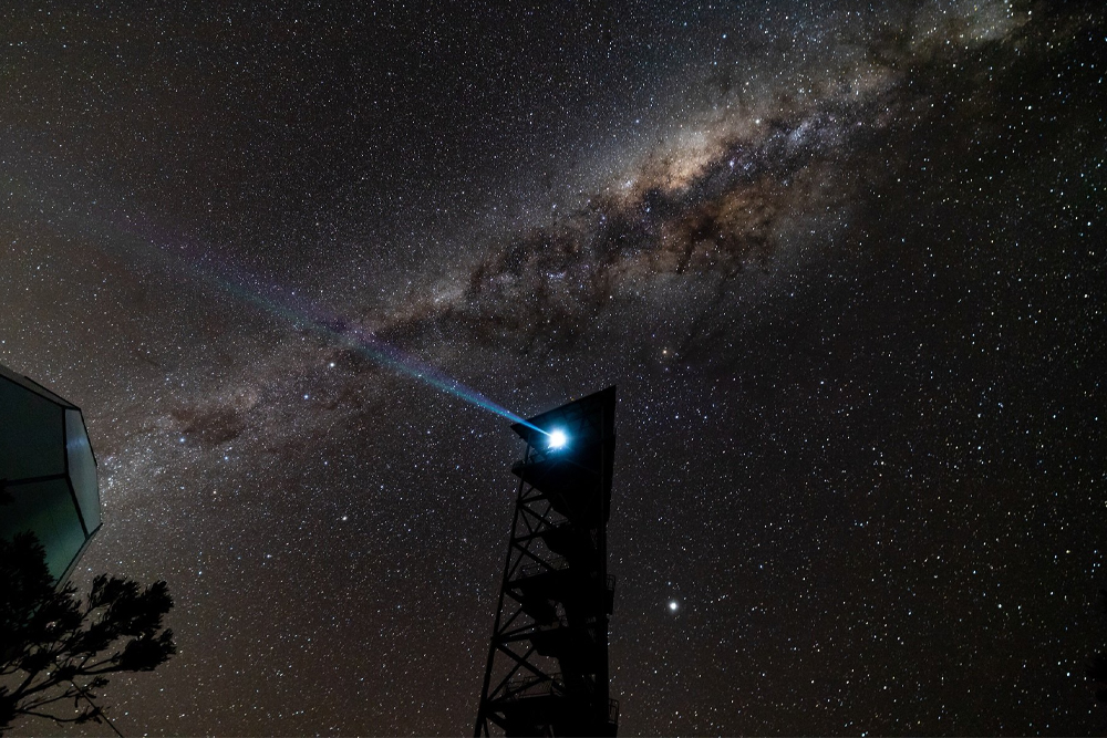Centro de Descubrimiento de la Gravedad - Descubre las maravillas de la gravedad, el espacio y el universo en el Centro de Descubrimiento de la Gravedad en Australia. Disfruta de exhibiciones interactivas, sube a la Torre Inclinada, observa impresionantes espectáculos en el planetario y participa en talleres de ciencia divertidos. Perfecto para familias, estudiantes y entusiastas de la ciencia. Centro de Descubrimiento de la Gravedad - Imagen 1 de 5