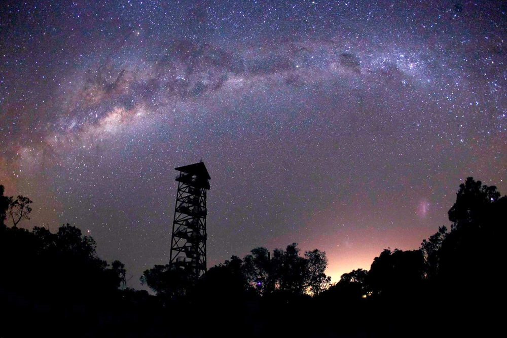 Centro de Descubrimiento de la Gravedad - Descubre las maravillas de la gravedad, el espacio y el universo en el Centro de Descubrimiento de la Gravedad en Australia. Disfruta de exhibiciones interactivas, sube a la Torre Inclinada, observa impresionantes espectáculos en el planetario y participa en talleres de ciencia divertidos. Perfecto para familias, estudiantes y entusiastas de la ciencia. Centro de Descubrimiento de la Gravedad - Imagen 3 de 5