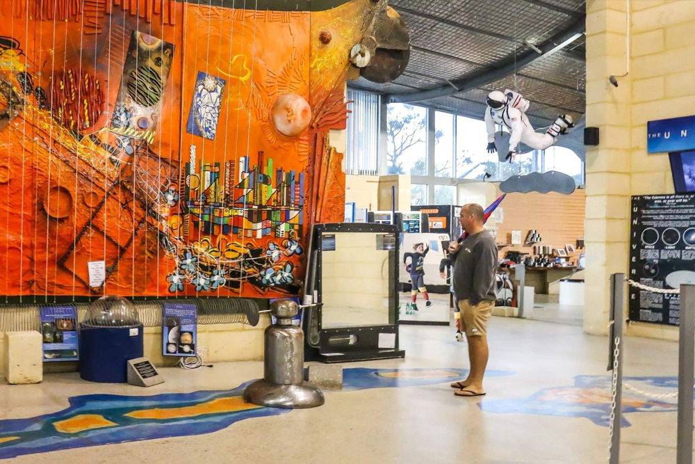 Centro de Descubrimiento de la Gravedad - Descubre las maravillas de la gravedad, el espacio y el universo en el Centro de Descubrimiento de la Gravedad en Australia. Disfruta de exhibiciones interactivas, sube a la Torre Inclinada, observa impresionantes espectáculos en el planetario y participa en talleres de ciencia divertidos. Perfecto para familias, estudiantes y entusiastas de la ciencia. Centro de Descubrimiento de la Gravedad - Imagen 4 de 5