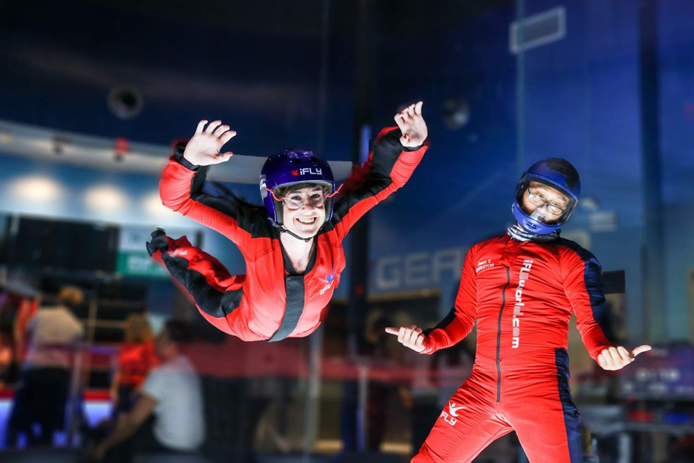 iFLY Perth - iFLY Perth ofrece una emocionante experiencia de paracaidismo en interiores, permitiéndote sentir la emoción de la caída libre en un ambiente seguro y controlado. Ubicado en Perth, esta instalación de última generación es perfecta tanto para principiantes como para paracaidistas experimentados, con instructores expertos que te guían en cada paso. iFLY Perth - Imagen 1 de 5