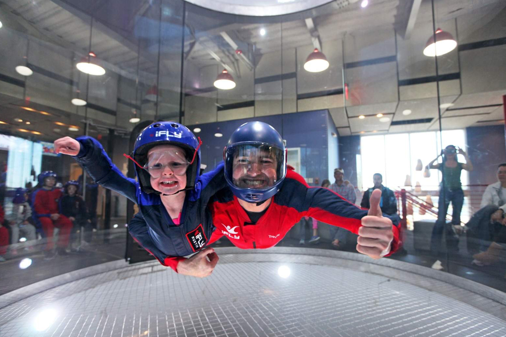 iFLY Perth - iFLY Perth ofrece una emocionante experiencia de paracaidismo en interiores, permitiéndote sentir la emoción de la caída libre en un ambiente seguro y controlado. Ubicado en Perth, esta instalación de última generación es perfecta tanto para principiantes como para paracaidistas experimentados, con instructores expertos que te guían en cada paso. iFLY Perth - Imagen 2 de 5