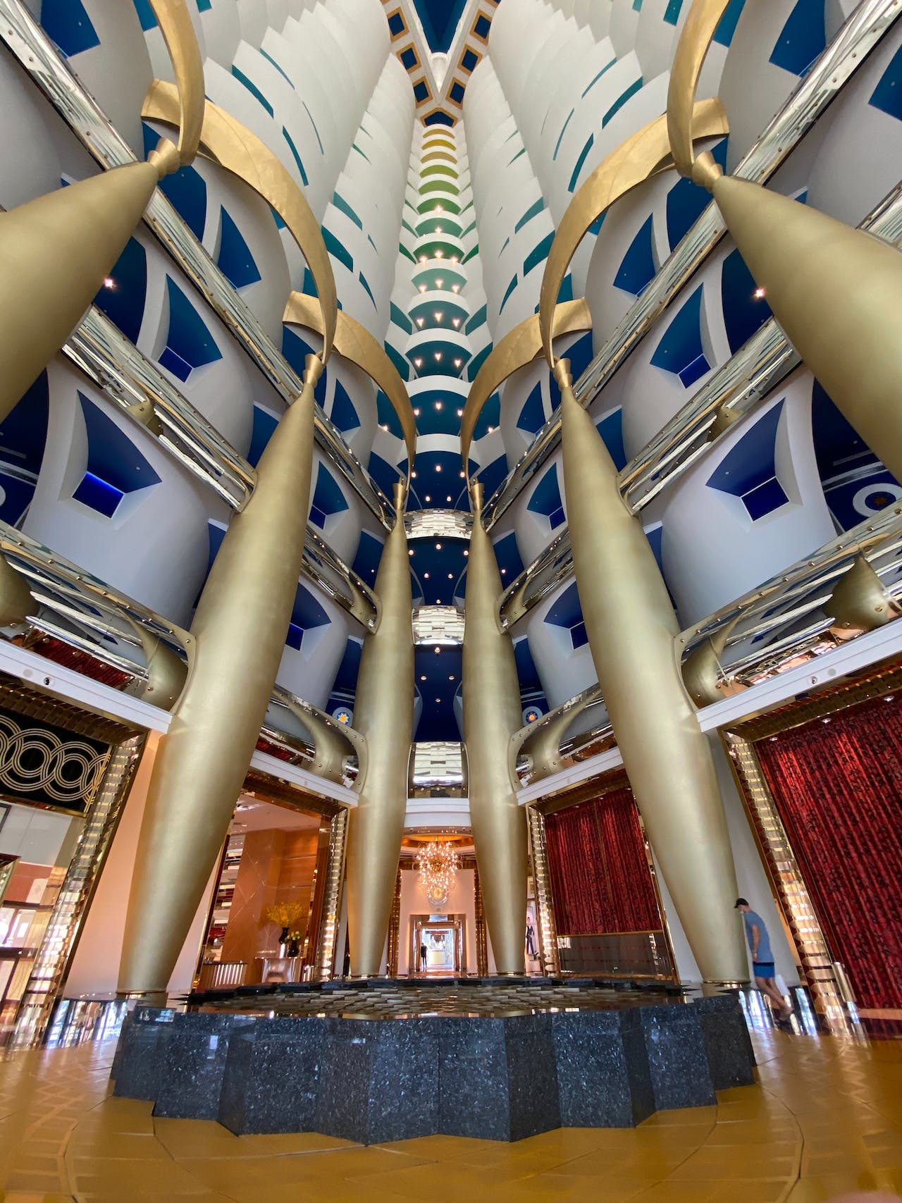 Entradas para Dentro de Burj Al Arab Dubái - Por primera vez en 22 años, los visitantes pueden entrar dentro de Burj Al Arab, el 'hogar original del lujo', y descubrir su mundo exclusivo: opulencia árabe en su máxima expresión. Durante este tour guiado por un mayordomo de 90 minutos, los huéspedes explorarán el famoso atrio, la glamorosa Suite Real y la nueva Suite Experience con impresionantes exhibiciones interactivas y visuales que detallan la historia de este icónico edificio. Entradas para Dentro de Burj Al Arab Dubái - Imagen 5 de 5