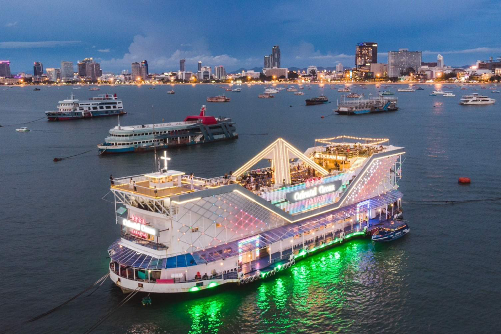 Ocean Sky Pattaya Tickets - Ocean Sky Pattaya bietet atemberaubende Ausblicke auf die Stadt und den Golf von Thailand von seiner Aussichtsplattform. Genießen Sie einen einzigartigen gläsernen Skywalk für ein aufregendes Erlebnis im Ocean Sky Pattaya. Verwöhnen Sie sich mit einem 1,5-stündigen Buffet-Dinner mit Gerichten aus aller Welt, während Sie Live-Unterhaltung genießen. Ocean Sky Pattaya bietet außerdem lebendige Kabarett- und Macho-Shows und ist damit der perfekte Ort zum Entspannen und Abschalten. Ideal für Familien, Paare und Alleinreisende verspricht Ocean Sky Pattaya unvergessliche Erinnerungen. Ocean Sky Pattaya Tickets - Bild 1 von 5