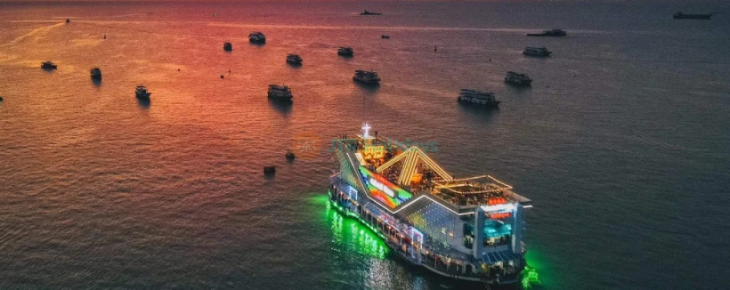 Ocean Sky Pattaya Tickets - Ocean Sky Pattaya offers breathtaking views of the city and the Gulf of Thailand from its observation deck. Enjoy a unique glass-bottomed Skywalk for an exciting experience at Ocean Sky Pattaya. Indulge in a 1.5-hour dinner buffet with dishes from around the world, while enjoying live entertainment. Ocean Sky Pattaya also features vibrant cabaret and macho shows, making it the perfect place to relax and unwind. Ideal for families, couples, and solo travelers, Ocean Sky Pattaya promises unforgettable memories. Ocean Sky Pattaya Tickets - Image 3 of 5