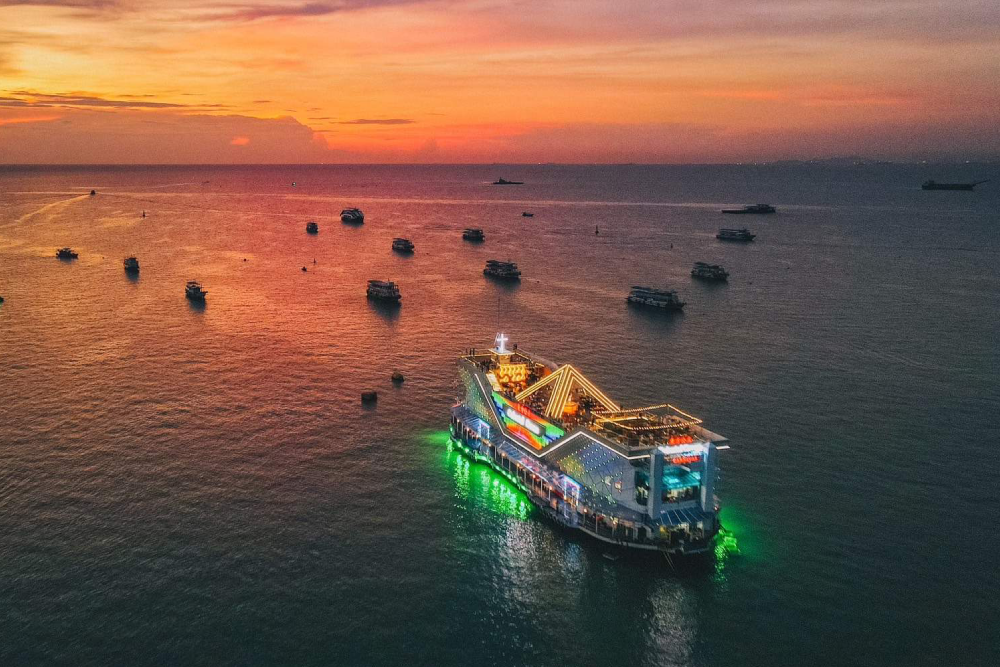 Ocean Sky Pattaya Tickets - Ocean Sky Pattaya bietet atemberaubende Ausblicke auf die Stadt und den Golf von Thailand von seiner Aussichtsplattform. Genießen Sie einen einzigartigen gläsernen Skywalk für ein aufregendes Erlebnis im Ocean Sky Pattaya. Verwöhnen Sie sich mit einem 1,5-stündigen Buffet-Dinner mit Gerichten aus aller Welt, während Sie Live-Unterhaltung genießen. Ocean Sky Pattaya bietet außerdem lebendige Kabarett- und Macho-Shows und ist damit der perfekte Ort zum Entspannen und Abschalten. Ideal für Familien, Paare und Alleinreisende verspricht Ocean Sky Pattaya unvergessliche Erinnerungen. Ocean Sky Pattaya Tickets - Bild 3 von 5