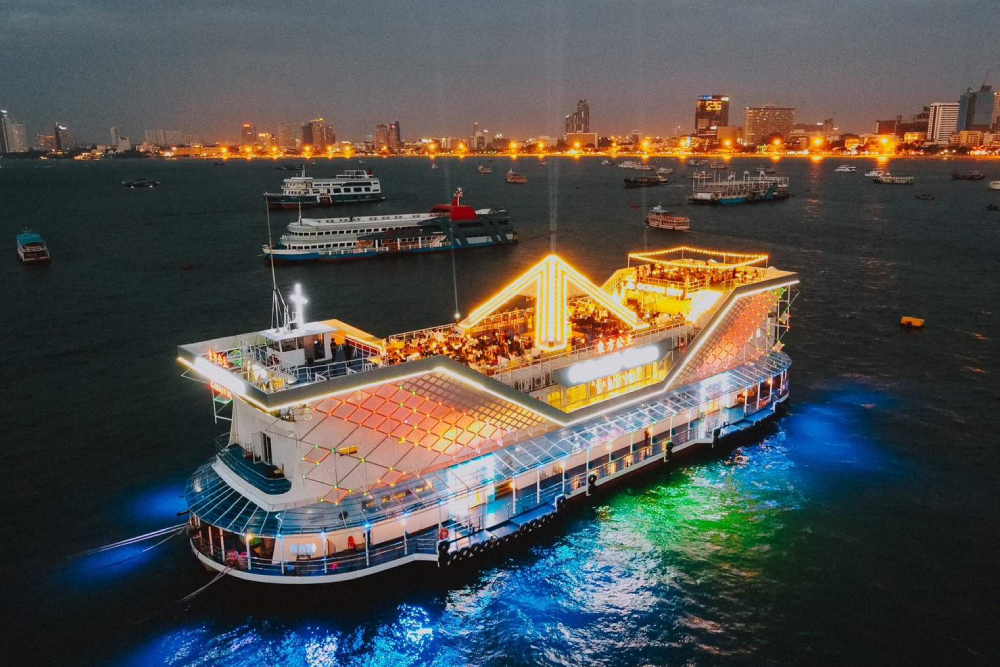 Ocean Sky Pattaya Tickets - Ocean Sky Pattaya bietet atemberaubende Ausblicke auf die Stadt und den Golf von Thailand von seiner Aussichtsplattform. Genießen Sie einen einzigartigen gläsernen Skywalk für ein aufregendes Erlebnis im Ocean Sky Pattaya. Verwöhnen Sie sich mit einem 1,5-stündigen Buffet-Dinner mit Gerichten aus aller Welt, während Sie Live-Unterhaltung genießen. Ocean Sky Pattaya bietet außerdem lebendige Kabarett- und Macho-Shows und ist damit der perfekte Ort zum Entspannen und Abschalten. Ideal für Familien, Paare und Alleinreisende verspricht Ocean Sky Pattaya unvergessliche Erinnerungen. Ocean Sky Pattaya Tickets - Bild 4 von 5