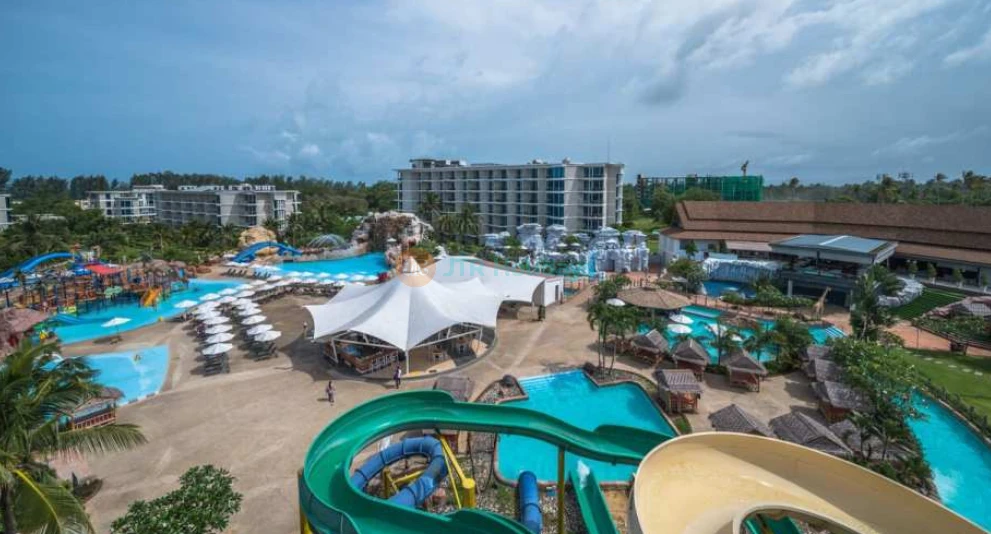 Parc aquatique Splash Jungle - Vivez des heures de plaisir et d'aventure au Parc aquatique Splash Jungle à Phuket ! Profitez de sensations fortes avec des attractions comme le Super Bowl, le Boomerango et le Whizzard. Les enfants adoreront la piscine Aqua Play avec ses mini-toboggans et jeux d'eau. Détendez-vous sur la rivière paresseuse ou rafraîchissez-vous avec de délicieuses collations. Le Parc aquatique Splash Jungle offre excitation, détente et des souvenirs familiaux inoubliables. Visitez le Parc aquatique Splash Jungle pour une journée pleine de joie et de plaisir ! Parc aquatique Splash Jungle - Image 1 sur 5