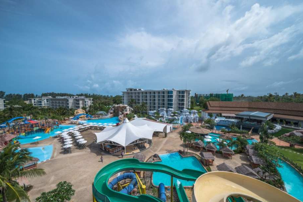 Splash Jungle Water Park - Experience endless fun and adventure at Splash Jungle Water Park in Phuket! Enjoy thrilling rides like the Super Bowl, Boomerango, and Whizzard. Kids will love the Aqua Play Pool with mini slides and water games. Relax on the Lazy River or refresh with tasty snacks. Splash Jungle Water Park offers excitement, relaxation, and unforgettable family memories. Visit Splash Jungle Water Park for a day full of joy and fun! Splash Jungle Water Park - Image 1 of 5