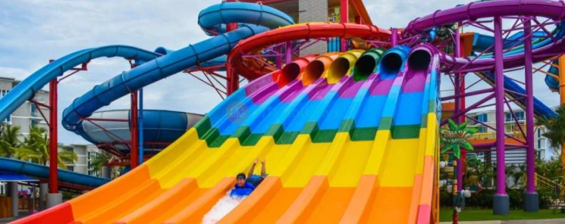 Parc aquatique Splash Jungle - Vivez des heures de plaisir et d'aventure au Parc aquatique Splash Jungle à Phuket ! Profitez de sensations fortes avec des attractions comme le Super Bowl, le Boomerango et le Whizzard. Les enfants adoreront la piscine Aqua Play avec ses mini-toboggans et jeux d'eau. Détendez-vous sur la rivière paresseuse ou rafraîchissez-vous avec de délicieuses collations. Le Parc aquatique Splash Jungle offre excitation, détente et des souvenirs familiaux inoubliables. Visitez le Parc aquatique Splash Jungle pour une journée pleine de joie et de plaisir ! Parc aquatique Splash Jungle - Image 4 sur 5