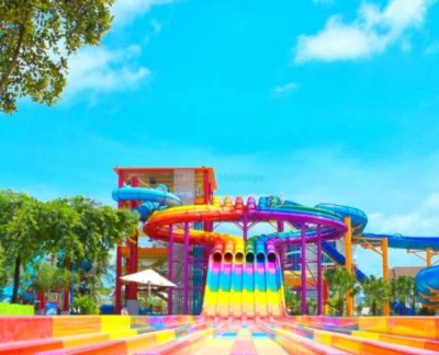 Parc aquatique Splash Jungle - Vivez des heures de plaisir et d'aventure au Parc aquatique Splash Jungle à Phuket ! Profitez de sensations fortes avec des attractions comme le Super Bowl, le Boomerango et le Whizzard. Les enfants adoreront la piscine Aqua Play avec ses mini-toboggans et jeux d'eau. Détendez-vous sur la rivière paresseuse ou rafraîchissez-vous avec de délicieuses collations. Le Parc aquatique Splash Jungle offre excitation, détente et des souvenirs familiaux inoubliables. Visitez le Parc aquatique Splash Jungle pour une journée pleine de joie et de plaisir ! Parc aquatique Splash Jungle - Image 2 sur 5